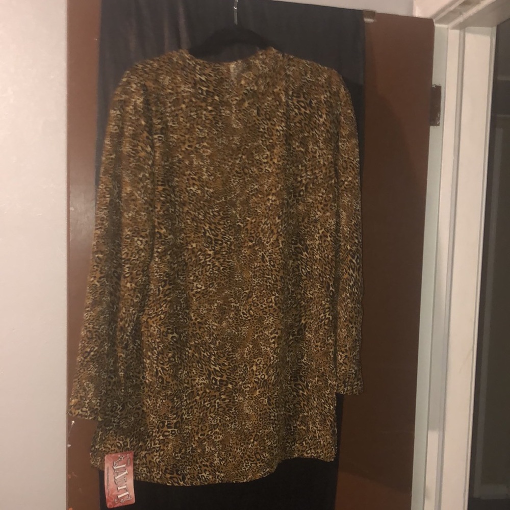 Leopard print long sleeve v-neck casual blouse by Want clothing.